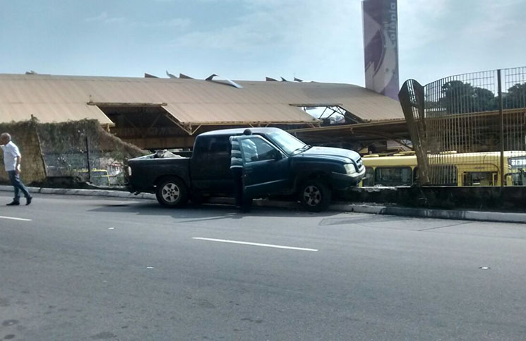 CARRO NA CERCA