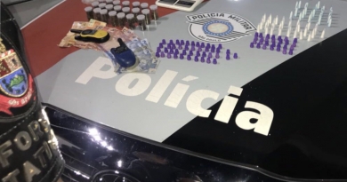 Força Tática flagra dois no tráfico de drogas Força Tática flagra dois no tráfico de drogas
