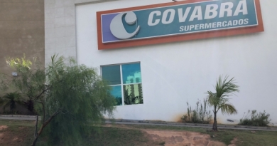 Ladrões levam whisky de mercado Ladrões levam whisky de mercado