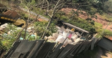 Leitora reclama de material acumulado em sítio Leitora reclama de material acumulado em sítio