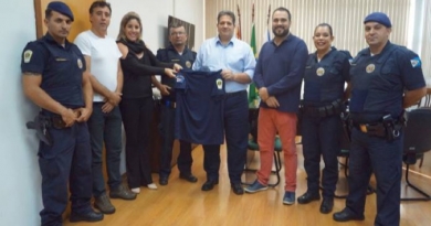 GCMs da Ronda Escolar recebem camisetas personalizadas GCMs da Ronda Escolar recebem camisetas personalizadas
