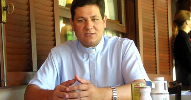 Padre é afastado após lançar candidatura Padre é afastado após lançar candidatura