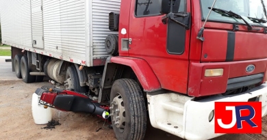 Motociclista bate em caminhão na Luiz Latorre Motociclista bate em caminhão na Luiz Latorre