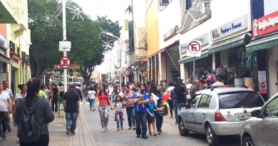 Lojas do Centro ficam abertas neste sábado até às 18 horas Lojas do Centro ficam abertas neste sábado até às 18 horas