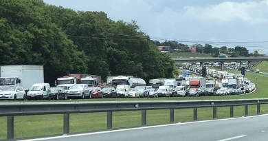 Trânsito é intenso nas rodovias por causa do feriadão Trânsito é intenso nas rodovias por causa do feriadão