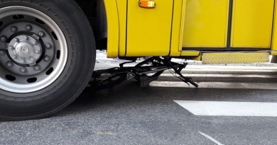 Ciclista cai e vai parar embaixo de ônibus Ciclista cai e vai parar embaixo de ônibus