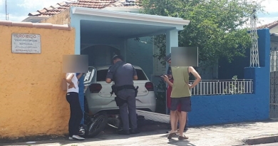 Motociclista bate contra portão Motociclista bate contra portão