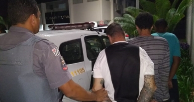Passageiros aplaudem PMs ao prenderem ladrões em ônibus Passageiros aplaudem PMs ao prenderem ladrões em ônibus