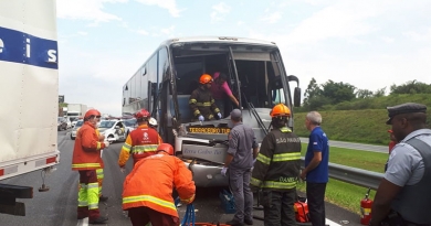 Acidente na Bandeirantes envolve caminhão e ônibus Acidente na Bandeirantes envolve caminhão e ônibus