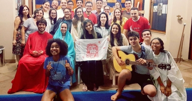 Jovens fazem encenação da Paixão de Cristo Jovens fazem encenação da Paixão de Cristo