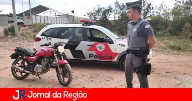 Soldados da PM recuperam moto roubada Soldados da PM recuperam moto roubada