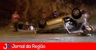 Carro cai de barranco no Jardim Esplanada Carro cai de barranco no Jardim Esplanada