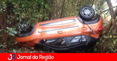 Carro capota e cai em ribanceira em Jarinu Carro capota e cai em ribanceira em Jarinu