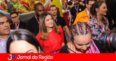 Maisa Silva é cercada por seguranças em evento Maisa Silva é cercada por seguranças em evento