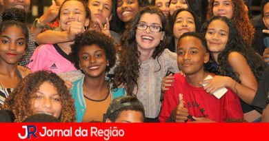 Alinne Moraes recebe jovens em peça de teatro Alinne Moraes recebe jovens em peça de teatro